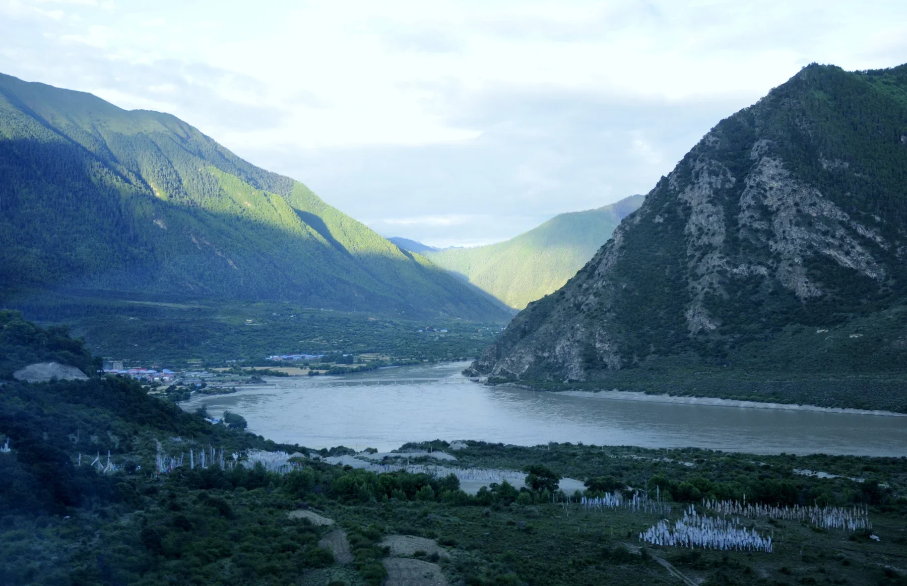 历史摄影:雅鲁藏布大峡谷江湾与绿色山坡,作为索松段的景观背景