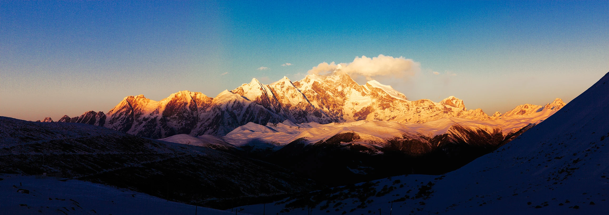 历史摄影：色季拉山视角的南迦巴瓦群峰，金色雪顶与蓝色山影